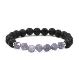 Vue détaillée des pierres violettes facettées et des perles de lave noire sur le bracelet