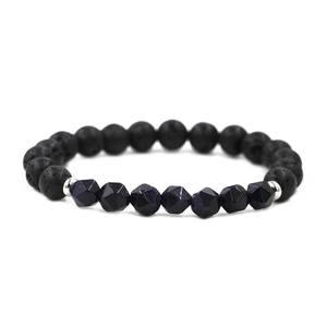 Détail du bracelet en perles de lave noire et perles de grès bleu facettées