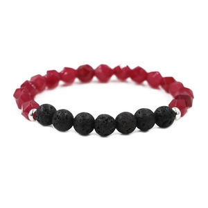 Detailansicht der facettierten roten Perlen und porösen schwarzen Lavasteinperlen am Armband