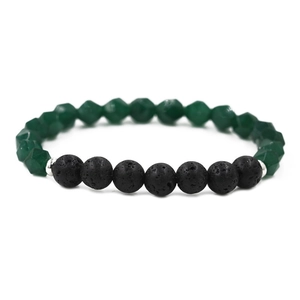 Detailansicht von facettierten grünen Edelsteinperlen und schwarzen Lavasteinen am Armband