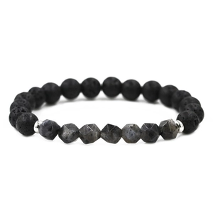 Détail de perles en pierre de lave et bracelet en pierre facettée avec espaceurs argentés