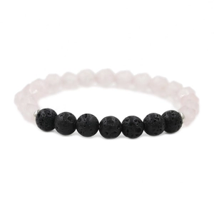 Makro-Detail der schwarzen Lavasteine und rosa facettierten Perlen auf dem Armband