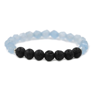 Detailansicht der 8mm blauen Sternperlen und porösen schwarzen Lavasteinperlen am Armband