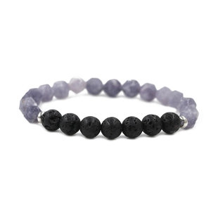 Detailaufnahme von facettiertem lila Amethyst und schwarzem Lavastein-Perlenarmband