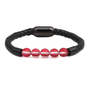 Bracelet tressé en cuir noir avec perles rouges mates et fermoir magnétique en métal