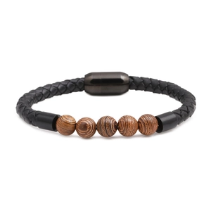 Bracciale da uomo in pelle nera intrecciata con cinque perline in legno e chiusura magnetica