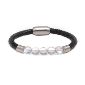 Détail des perles de lune sur bracelet en cuir tressé noir avec fermoir magnétique en acier