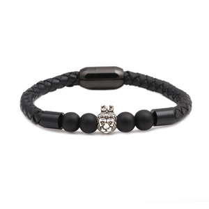 Herren Armband aus schwarzem Leder mit silbernem Löwenkopf, Krone und matten Perlen