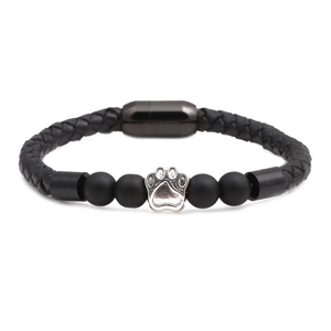 Geflochtenes Herrenarmband aus schwarzem Leder mit matten Perlen und silbernem Pfotenanhänger