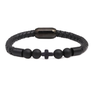 Bracelet pour hommes en cuir tressé noir avec perles mates et un pendentif croix