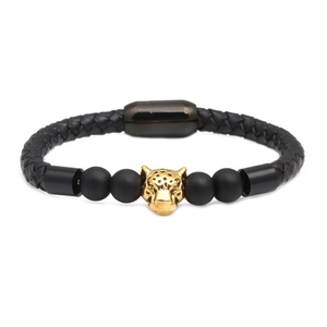 Detail eines Herren-Lederarmbands mit goldenem Leopardenkopf und schwarzen matten Perlen