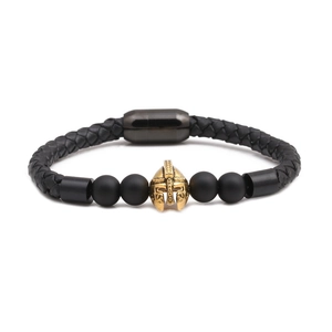 Herren Lederarmband geflochten in Schwarz mit goldenem Spartan-Helm und Perlen