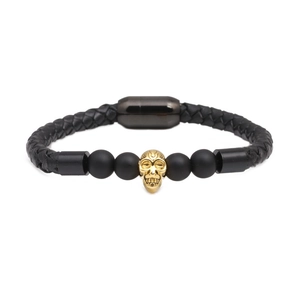 Herren Armband aus schwarzem Leder mit matten Perlen und goldenem Totenkopf-Detail