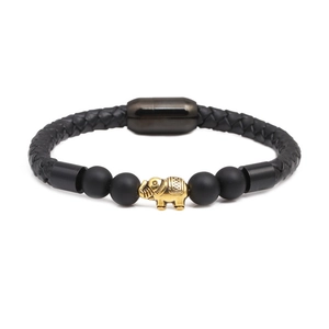 Schwarzes Lederarmband mit goldenem Elefantenanhänger, matten Perlen und Magnetverschluss