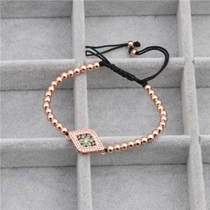 Détail du bracelet en perles d'or rose avec breloque œil du mal sertie de zircons