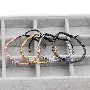 Détail de quatre bracelets tortue tissés avec zircon micro-serti en finition or et argent