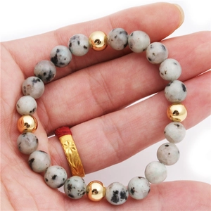 Bracelet fait main en pierres naturelles mouchetées avec perles en métal doré