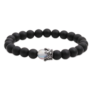 Bracelet de perles en pierre de lune mate grise avec breloque couronne en métal sombre
