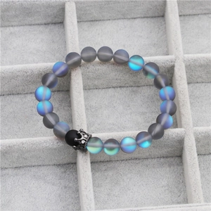 Bracelet couronne élastique en pierre de lune mate grise avec reflet bleu en boîte cadeau