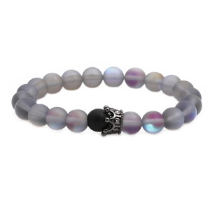 Bracelet de perles pierre de lune givrée avec charme couronne argent sur fond blanc