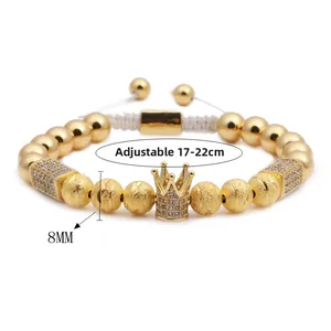 Dettaglio del bracciale intrecciato oro regolabile con corona in zirconi e perle