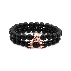 Ensemble de deux bracelets en perles d'onyx noires avec tête de loup et couronne