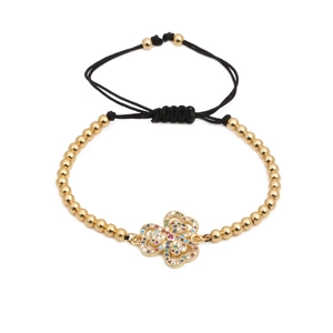 Bracciale intrecciato regolabile con perle dorate e ciondolo floreale in zirconi colorati
