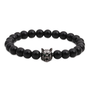 Détail du bracelet en perles d'onyx noir avec tête de loup aux yeux verts en métal
