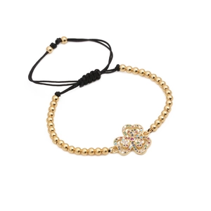 Bracciale intrecciato regolabile con perline dorate e ciondolo a trifoglio in zircone colorato