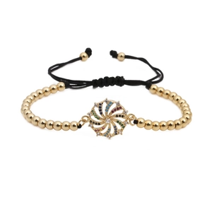 Bracciale intrecciato con ciondolo a sole in zirconi colorati e perline dorate