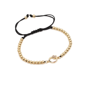 Bracciale intrecciato regolabile con perle dorate e ciondolo cuore in zircone colorato su bianco