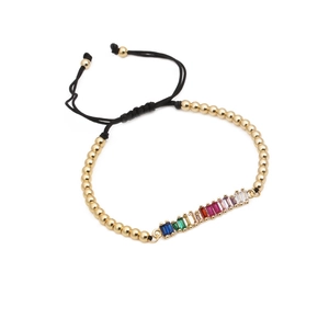 Bracciale intrecciato con zirconi baguette arcobaleno, perline dorate e cordino regolabile