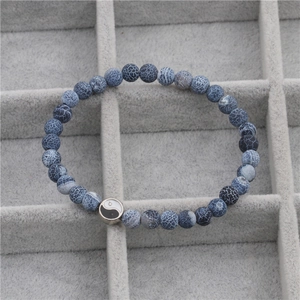 Macro-detail van Yin Yang-bedel aan blauwe drakenader agaat kralenarmband