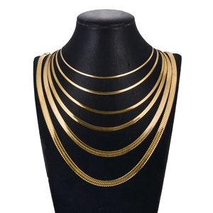 Set de collares de cadena de serpiente dorada plana en varios anchos sobre busto de cuero