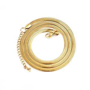 Collar de cadena de serpiente plana en acero inoxidable dorado con cierre de mosquetón