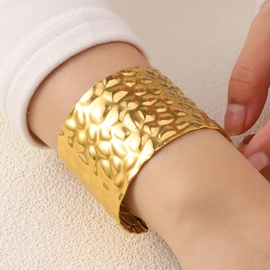 Hip hop style 18K gold plated wide open bangle with hammered texture for women