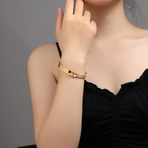 Bracelet double couche en acier titane plaqué or 18K avec cœurs et zircones pour femme