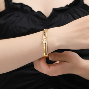 Bracelet double couche en acier doré avec chiffres romains et détails en zircone