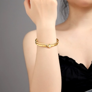 Bracelet double couche en acier titane doré avec chiffres romains et cristaux brillants