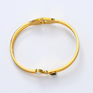 Détail du bracelet cœur en acier titane doré 18 carats avec incrustations de cristaux brillants