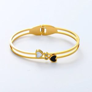 Détail du bracelet double rang plaqué or 18K avec breloques cœurs en nacre et émail noir