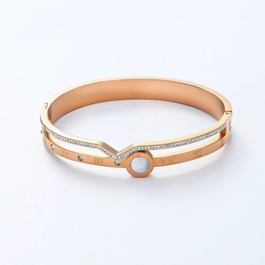 Détail du bracelet en acier or rose avec chiffres romains et accents de diamants fins