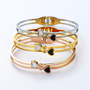 Détails des joncs en forme de cœur en argent, or et or rose sertis de pierres zircons