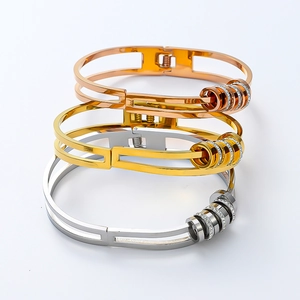 Detailansicht von Titanstahl-Armreifen mit Schieberingen in Gold, Silber und Roségold