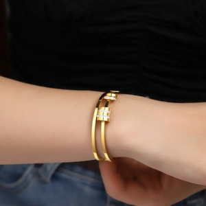 18K vergoldetes Titanstahl-Armband mit zwei verschiebbaren, diamantbesetzten Ringen