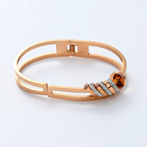 Detailansicht eines 18K Roségold-beschichteten Titanstahl-Armreifens mit fünf Gleitringen