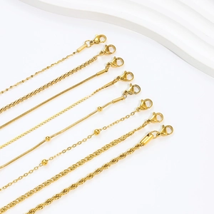 Détail de huit différents styles de chaînes en acier inoxydable plaqué or 18k avec fermoirs