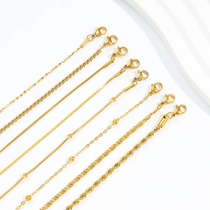 Lot de huit chaînes variées en acier inoxydable plaqué or 18K avec fermoirs mousquetons
