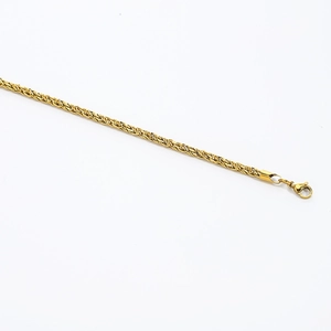 Detailansicht einer goldenen Edelstahl-Kordelkette mit sicherem Karabinerverschluss