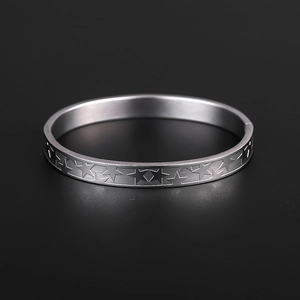 Vue détaillée du bracelet en acier inoxydable argenté avec motifs d'étoiles gravés